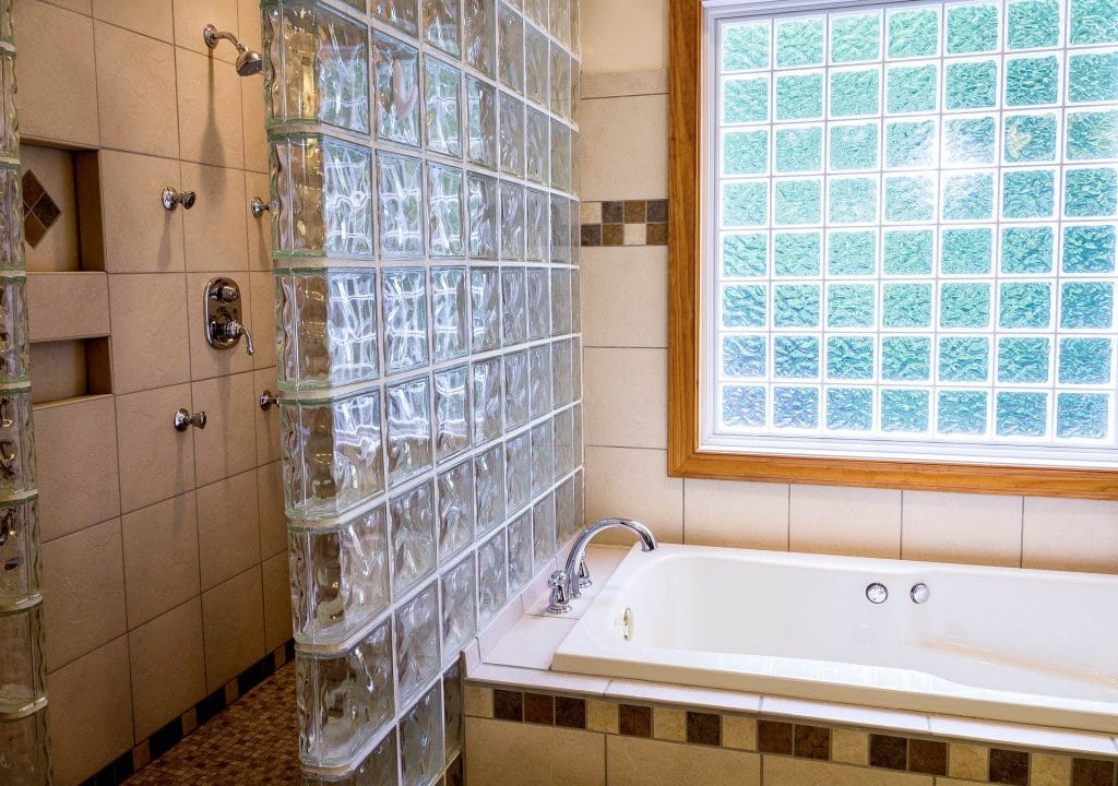 淋浴，浴缸，浴室，陶瓷瓷砖，玻璃块