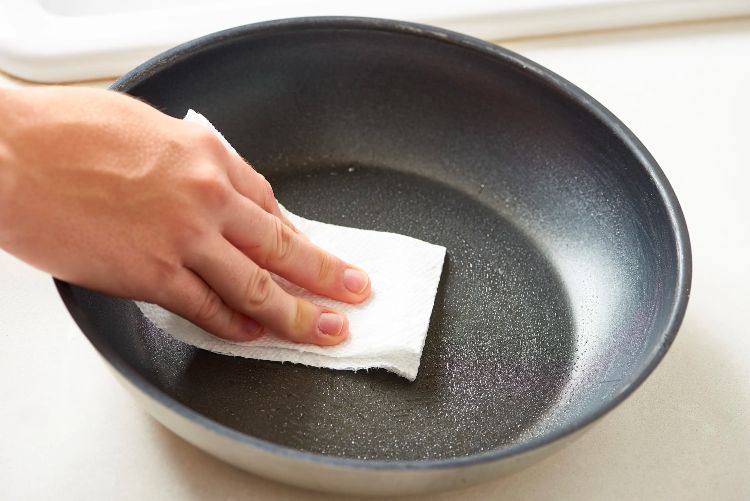 How to clean a stain off non stick pan